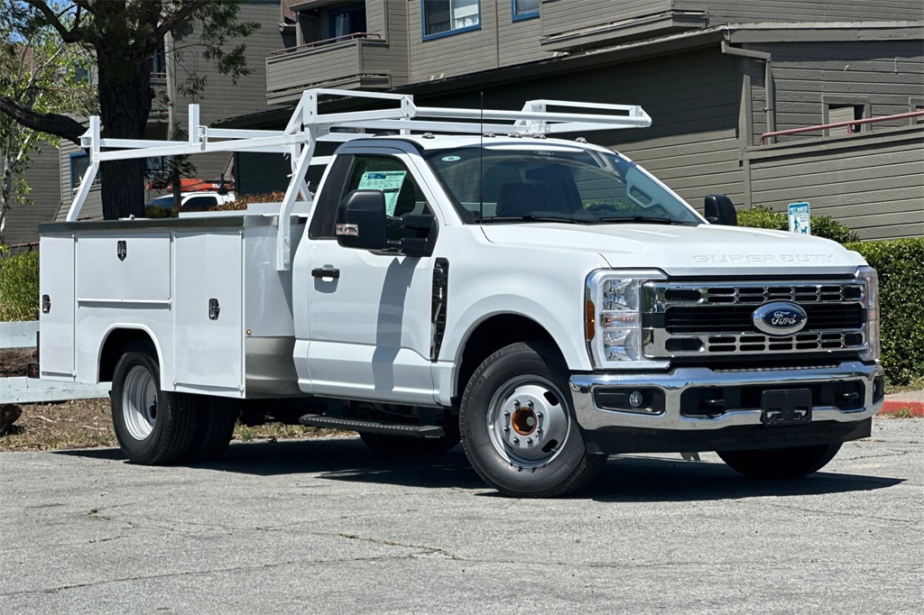 2025 Ford F-350 photo 2