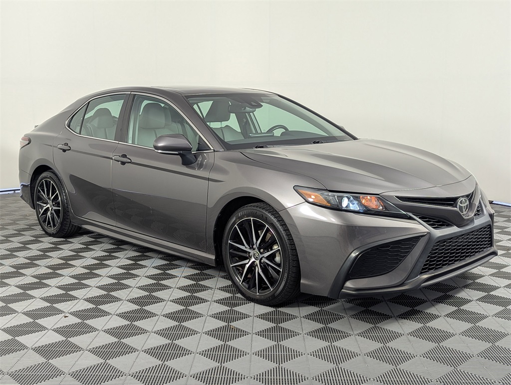 2022 Toyota Camry SE photo 8