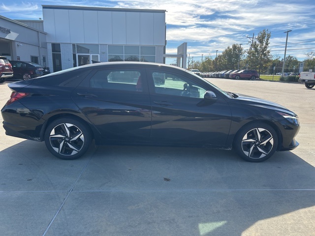 2023 Hyundai Elantra SEL photo 4