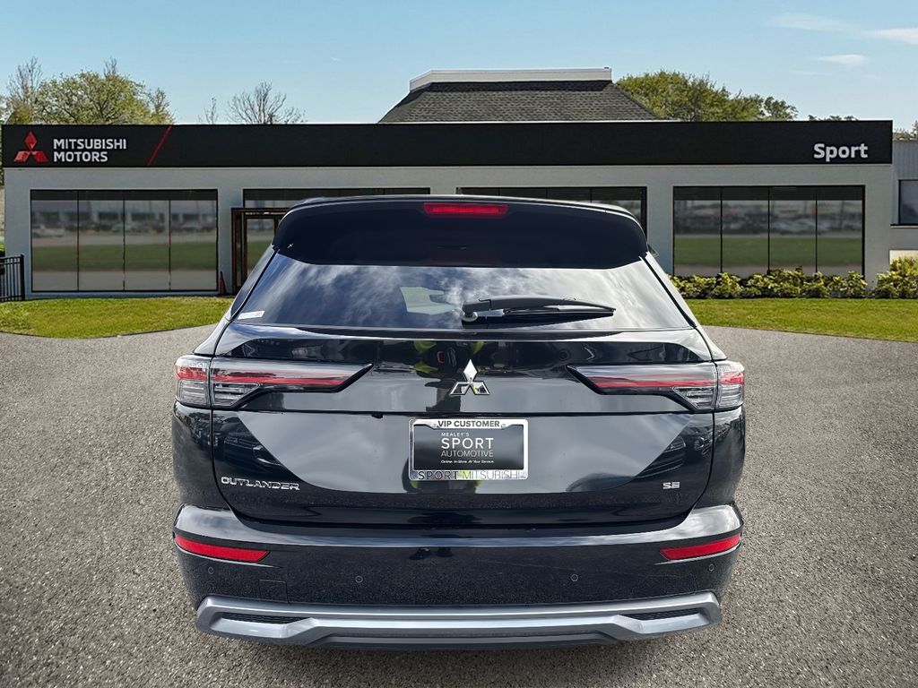 2025 Mitsubishi Outlander SE photo 4