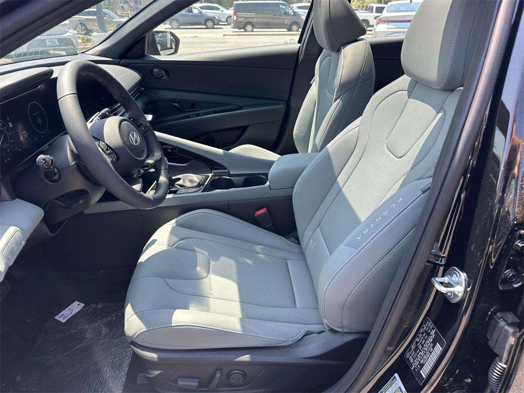 2025 Hyundai Elantra Hybrid Limited photo 12