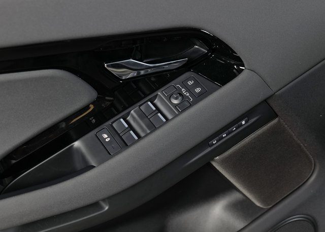 2026 Land Rover Range Rover Evoque Dynamic SE photo 18