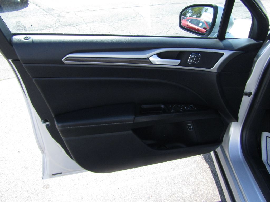 2019 Ford Fusion Hybrid SEL photo 11