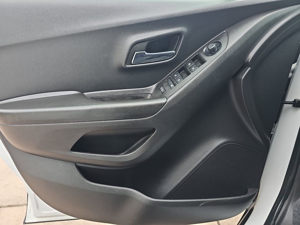 2022 Chevrolet Trax LS photo 26