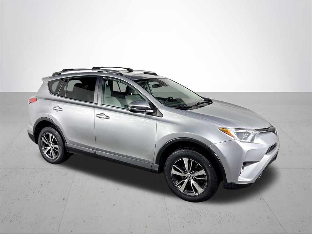 2017 Toyota RAV4 XLE photo 4