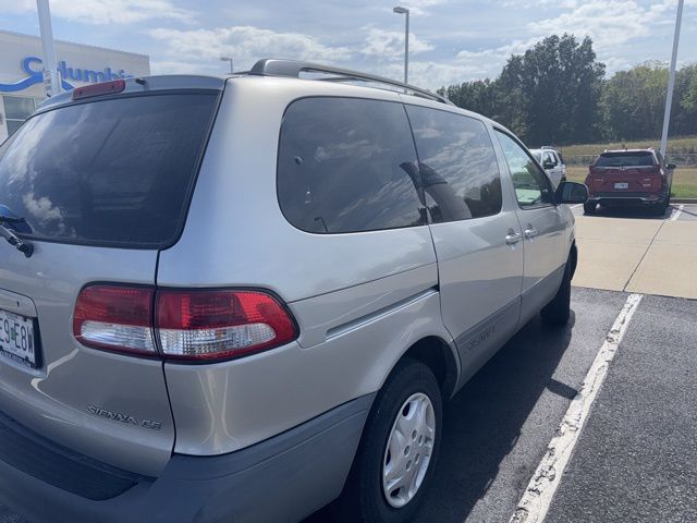 2003 Toyota Sienna CE photo 4