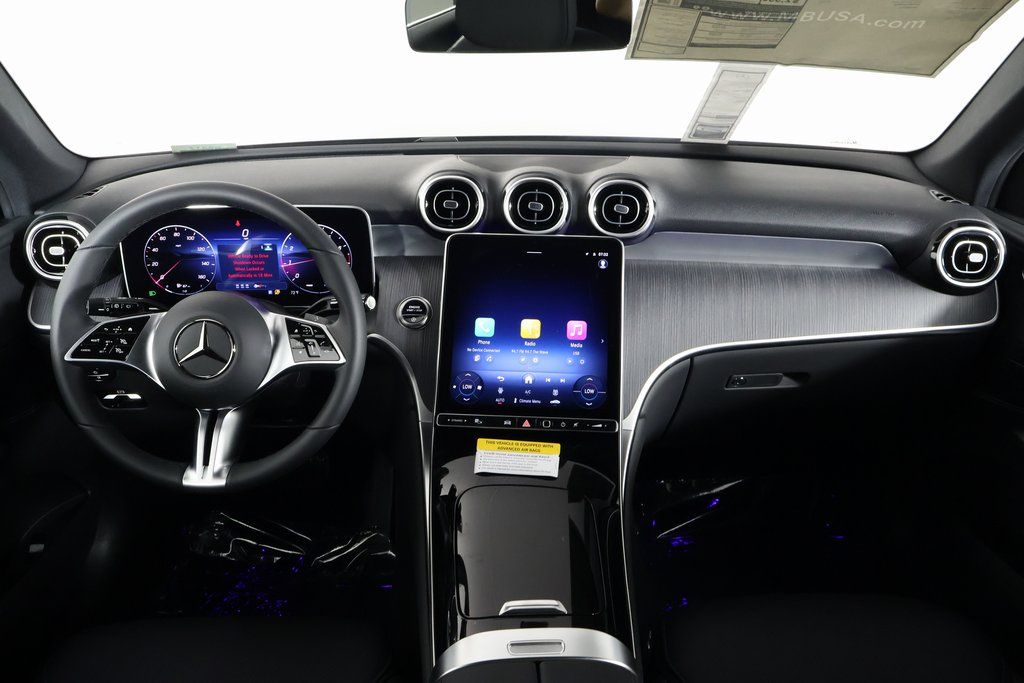 2025 Mercedes Benz GLC 300 photo 4