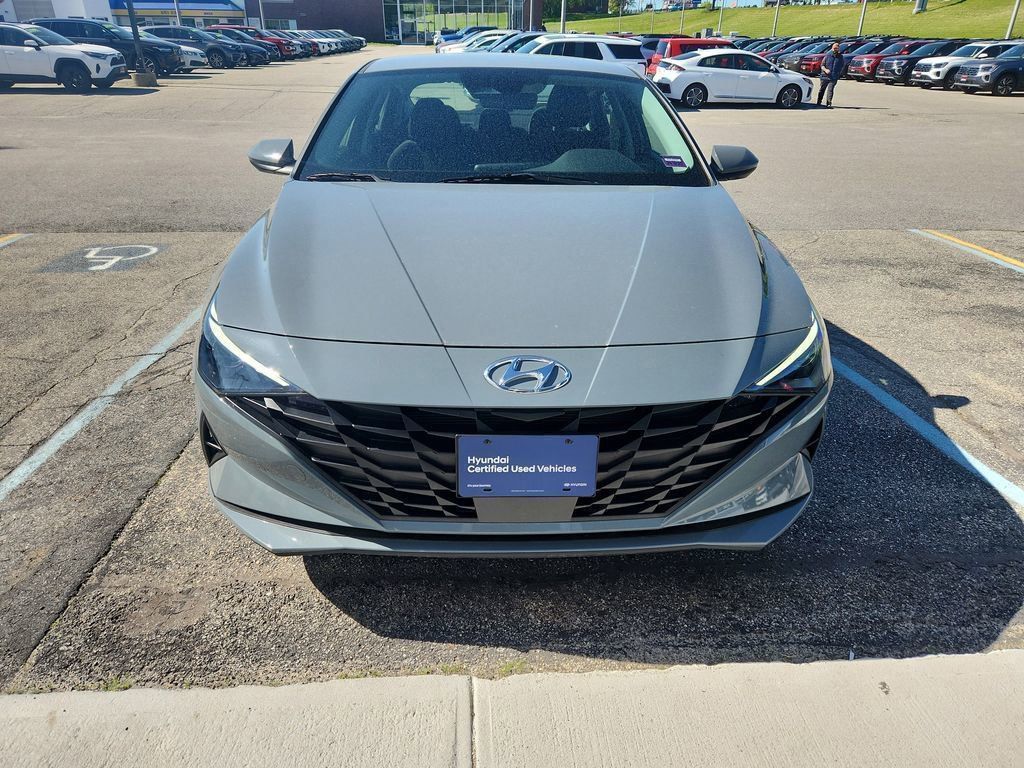 2023 Hyundai Elantra SEL photo 2