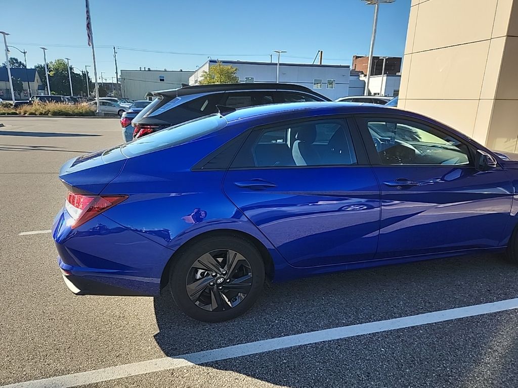 2023 Hyundai Elantra SEL photo 3
