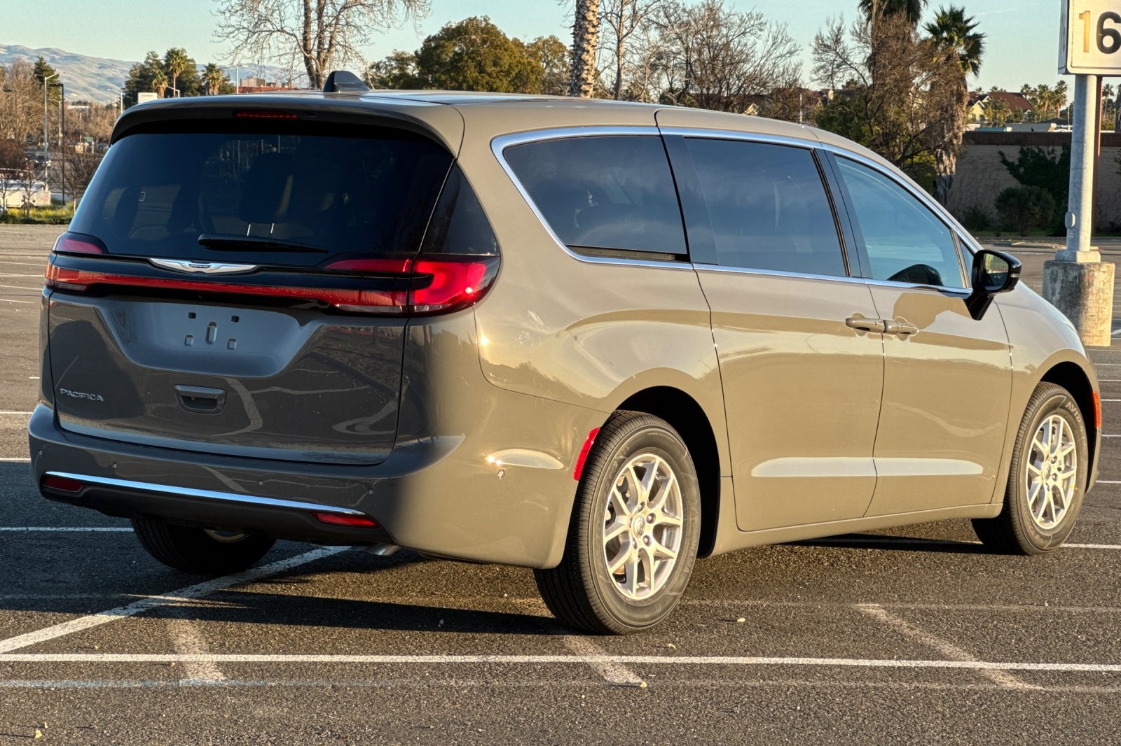 2025 Chrysler Pacifica photo 3