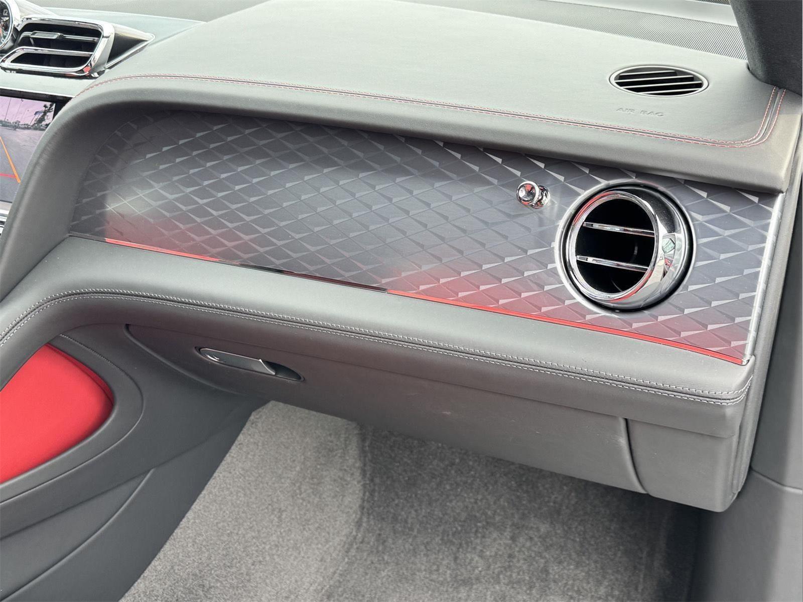2024 Bentley Bentayga V8 photo 20