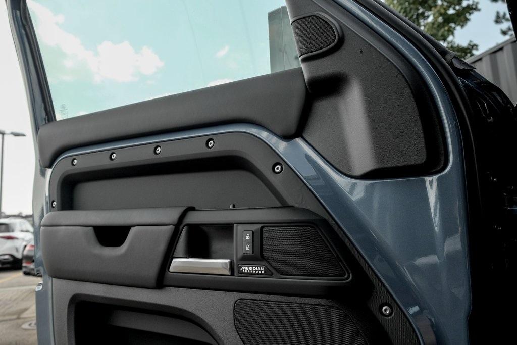 2025 Land Rover Defender 110 X-Dynamic SE photo 8