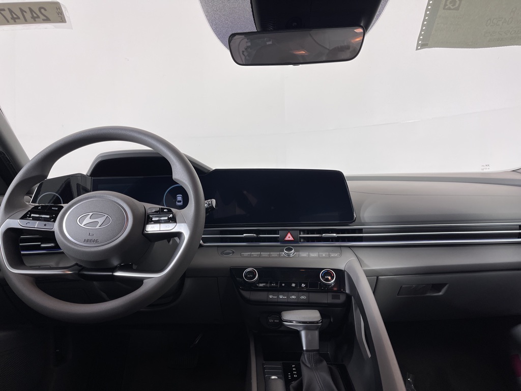 2024 Hyundai Elantra SEL photo 4