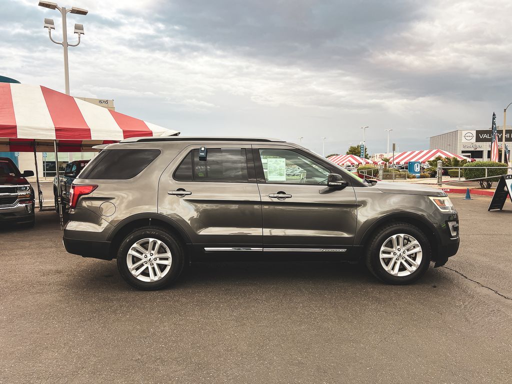 2017 Ford Explorer XLT photo 3