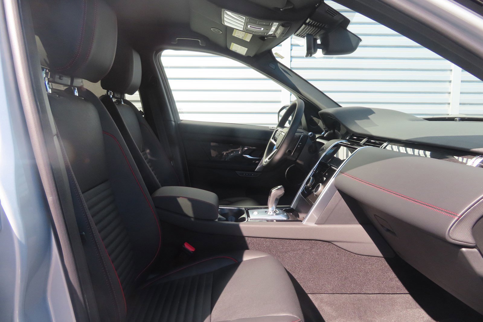 2023 Land Rover Discovery Sport SE R-Dynamic photo 3