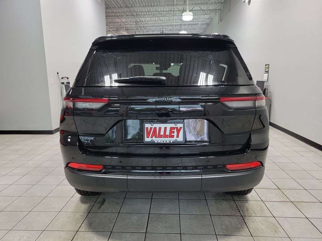 2025 Jeep Grand Cherokee Laredo Altitude photo 4