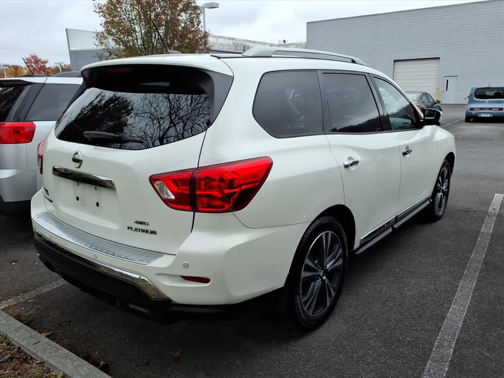 2017 Nissan Pathfinder Platinum photo 2