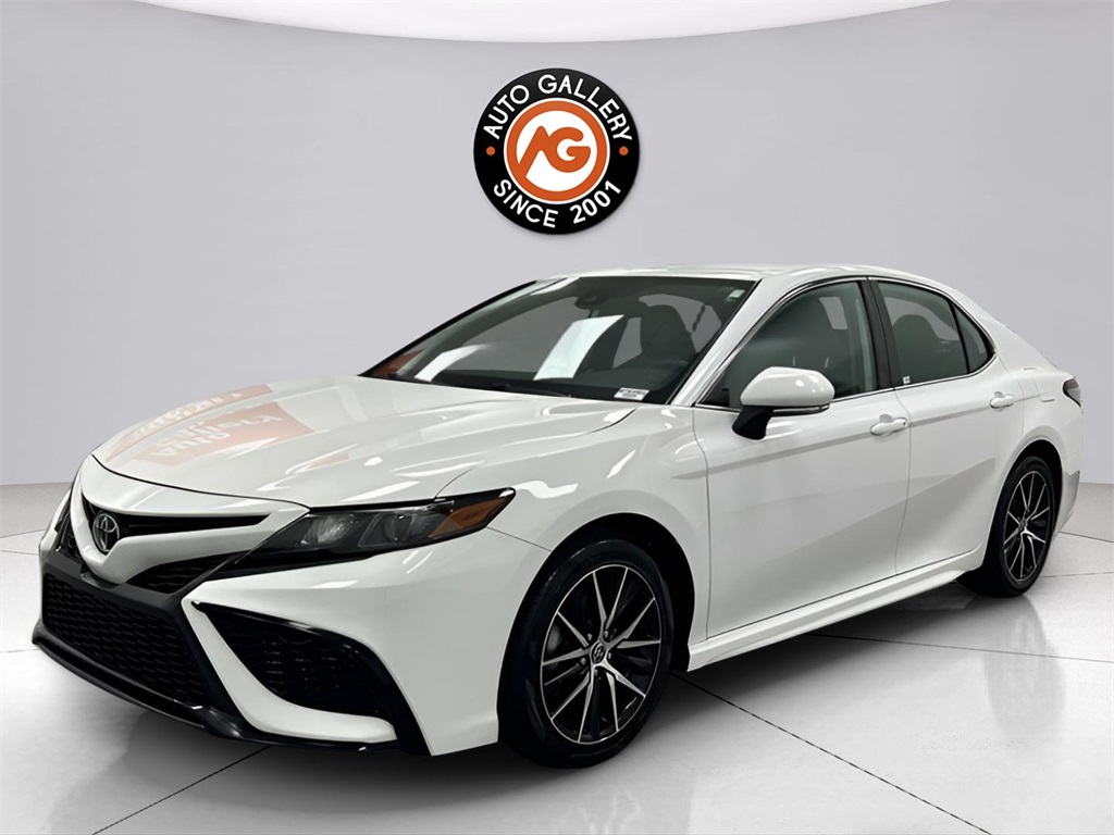 2022 Toyota Camry SE photo 3