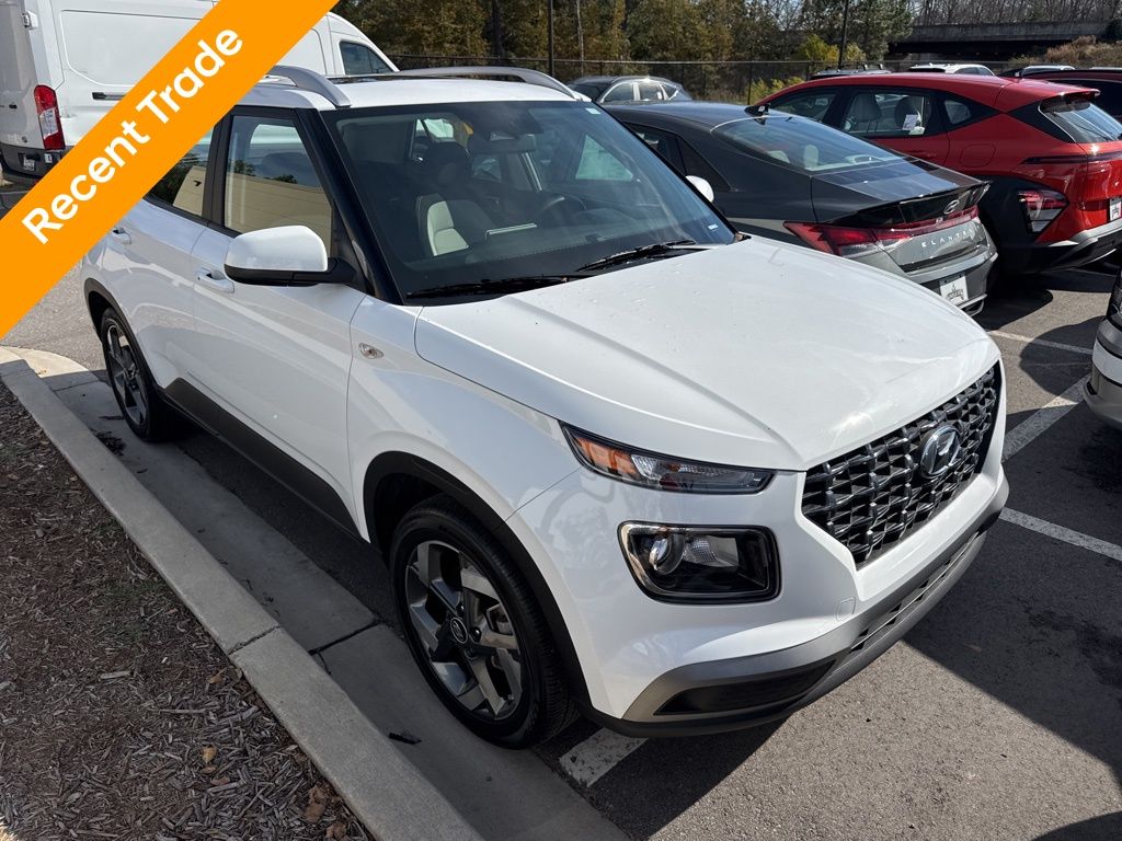 2024 Hyundai Venue SEL photo 2