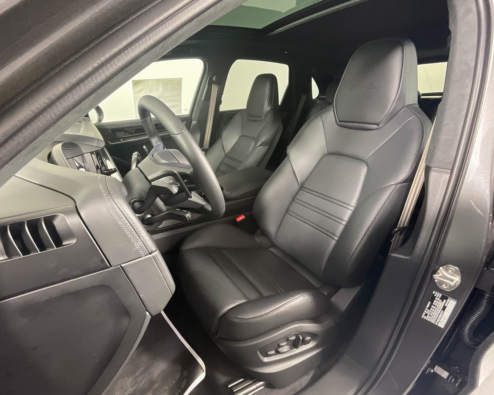 2025 Porsche Cayenne Turbo E-Hybrid photo 5