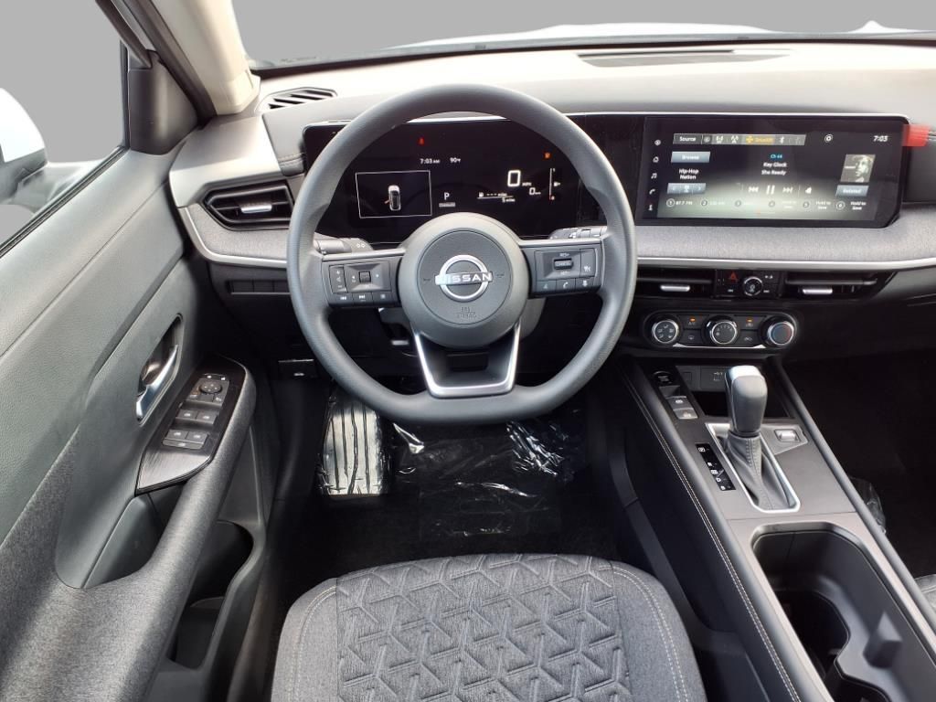 2025 Nissan Kicks SV photo 4