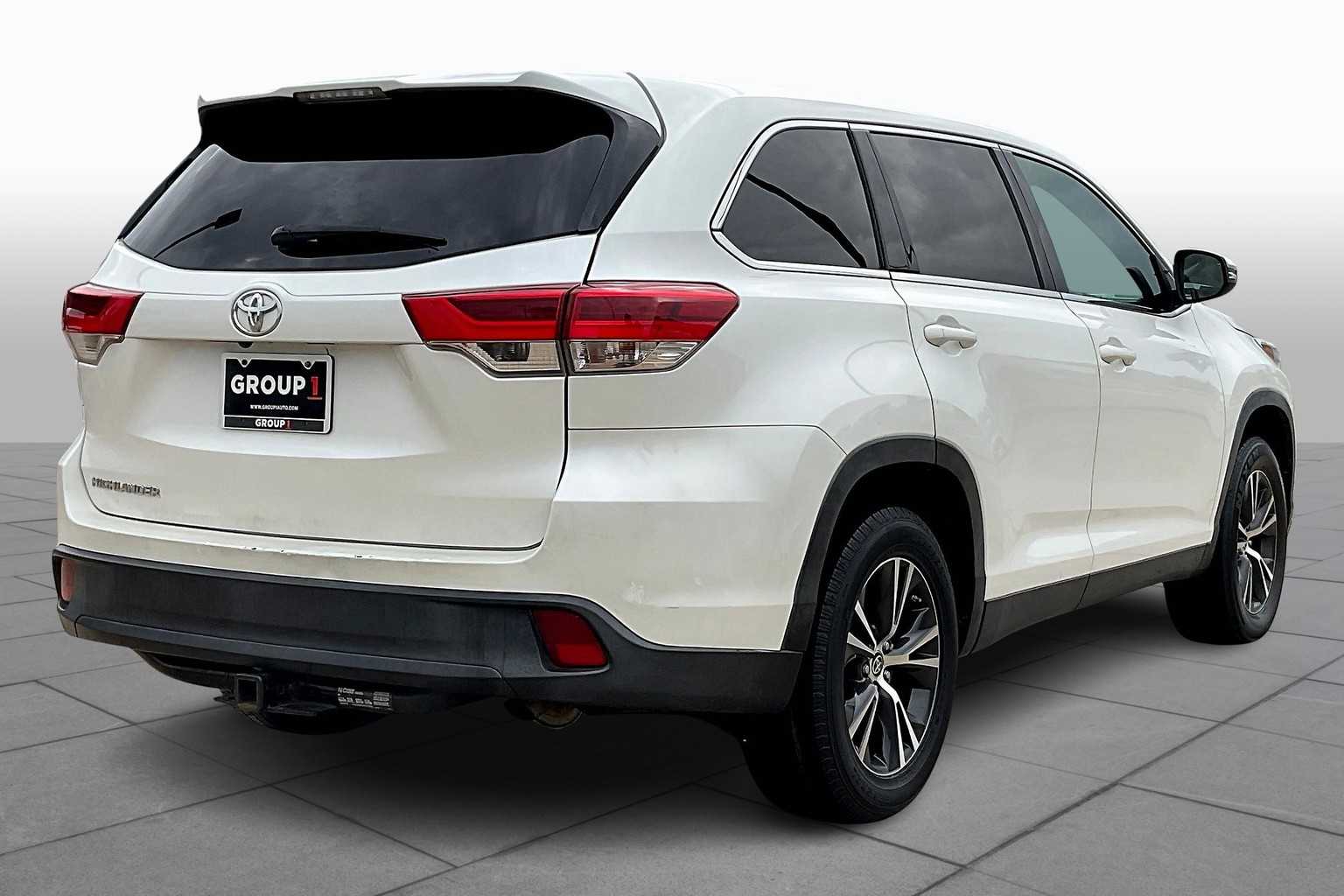 2019 Toyota Highlander LE photo 10