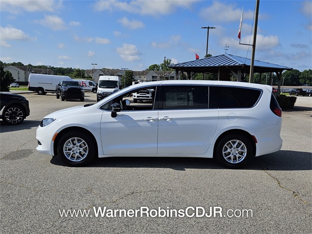 2025 Chrysler Voyager LX photo 4