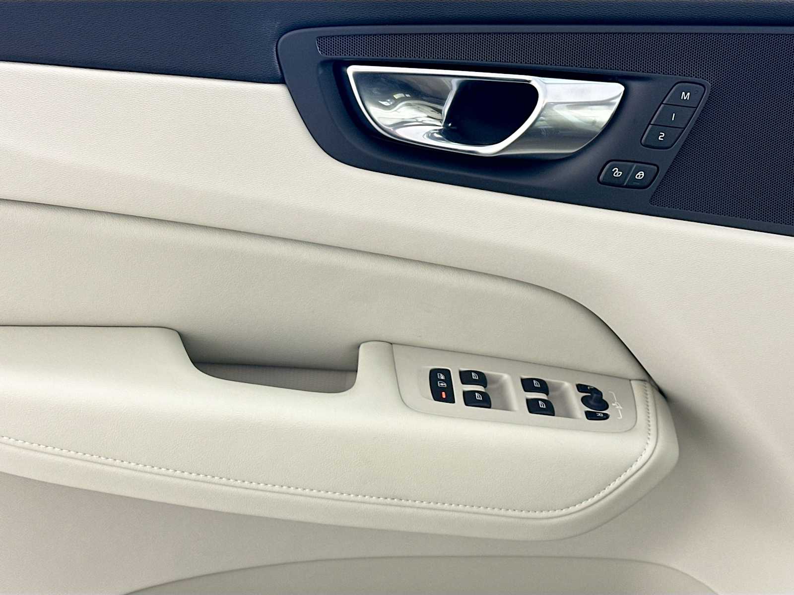2025 Volvo XC60 T8 Plus photo 14