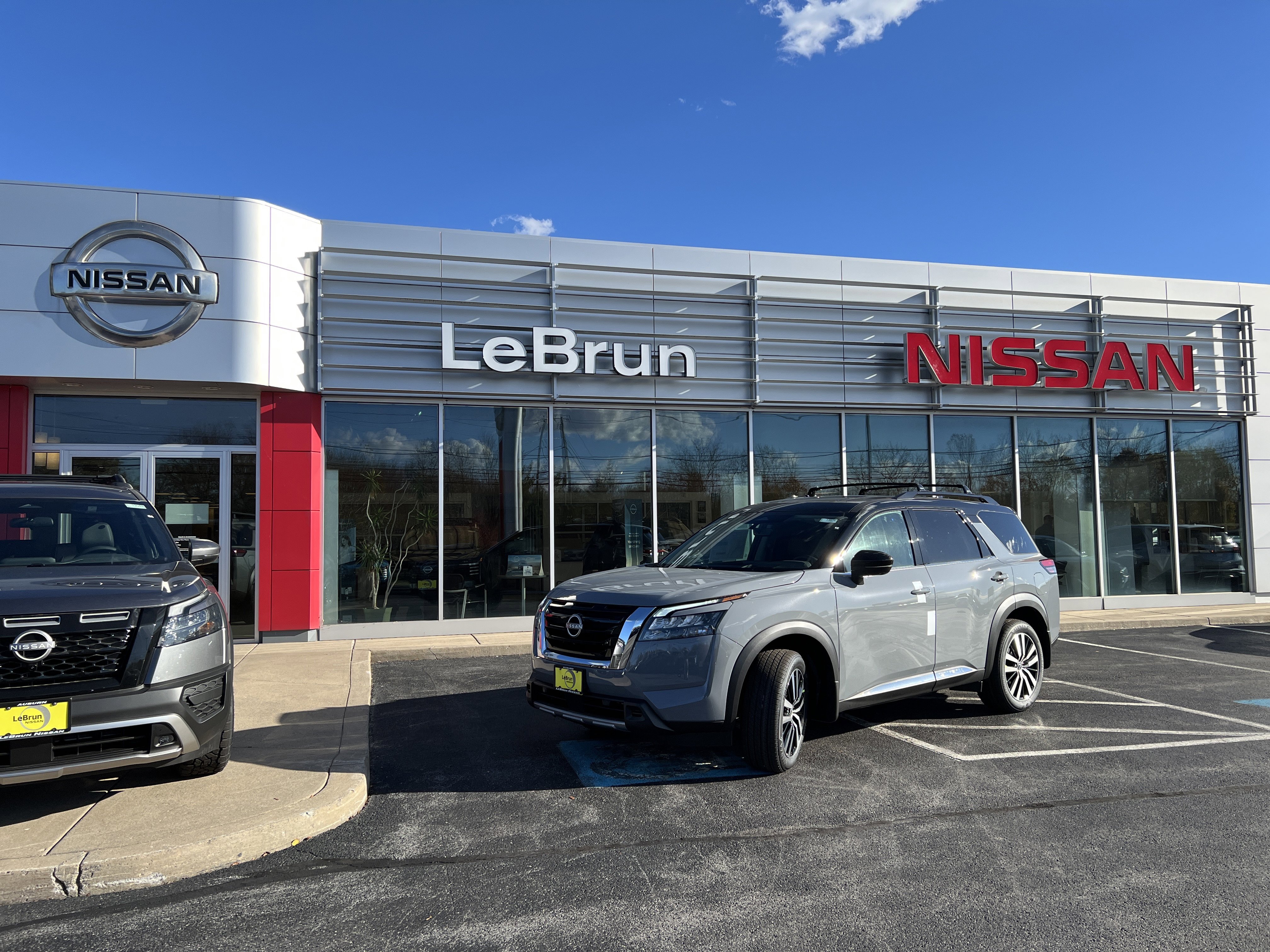 2025 Nissan Pathfinder Platinum's photo