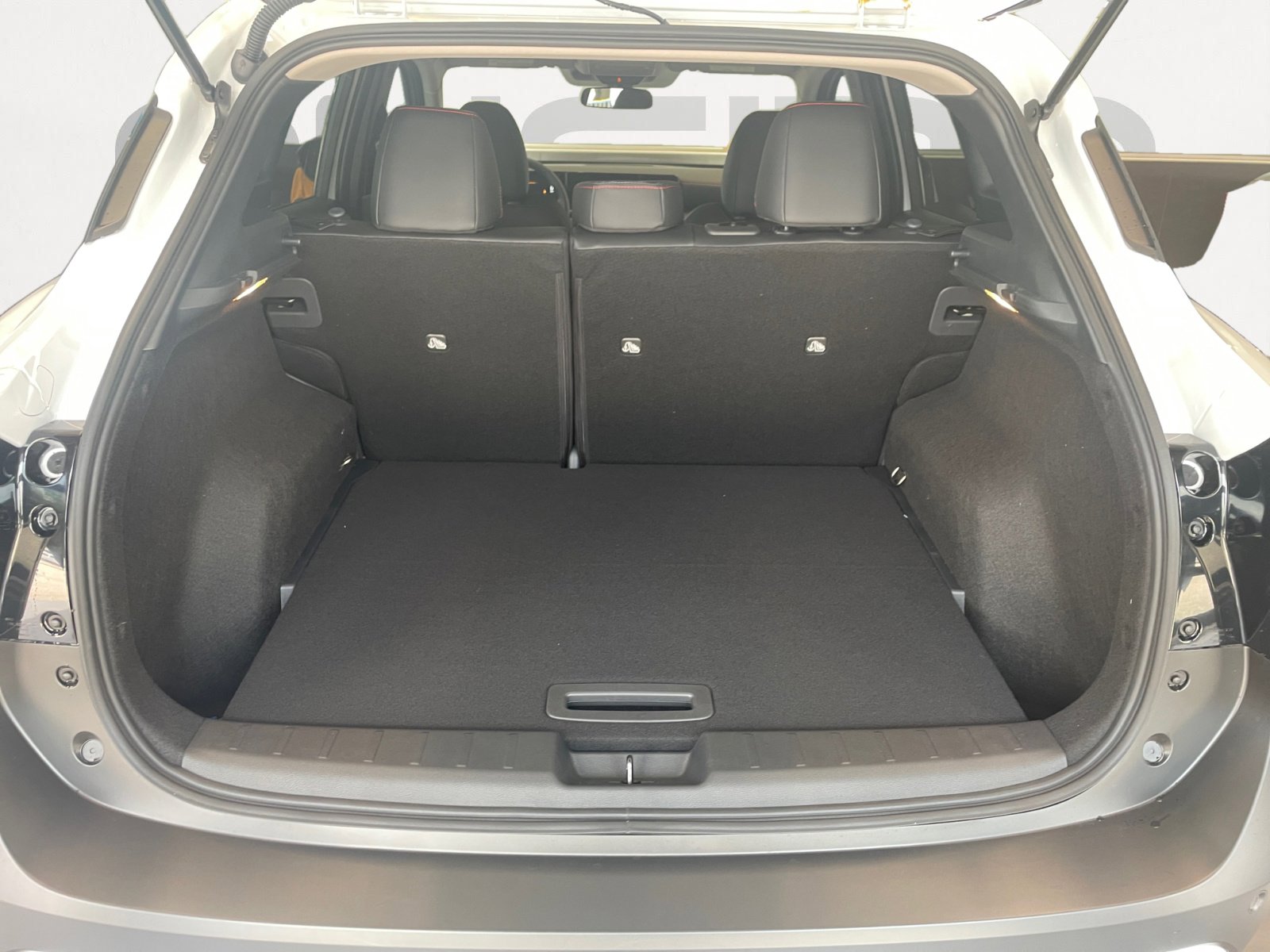 2025 Nissan Kicks SR photo 10