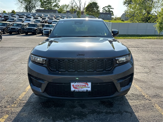 2025 Jeep Grand Cherokee Altitude photo 3