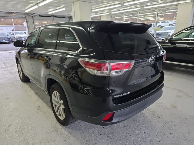 2016 Toyota Highlander LE photo 2
