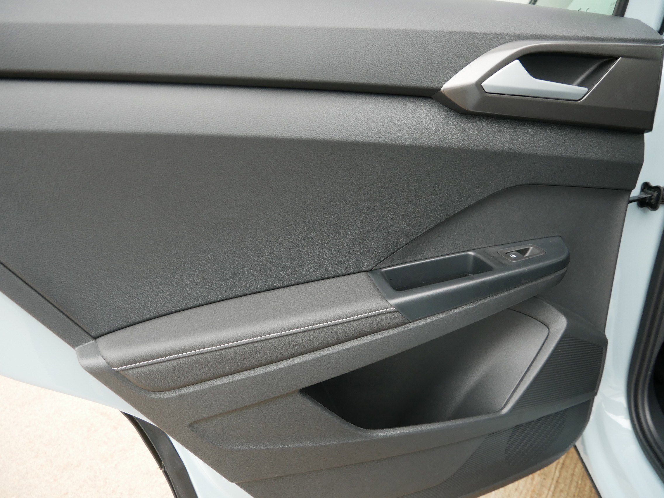 2025 Volkswagen Taos SE photo 2