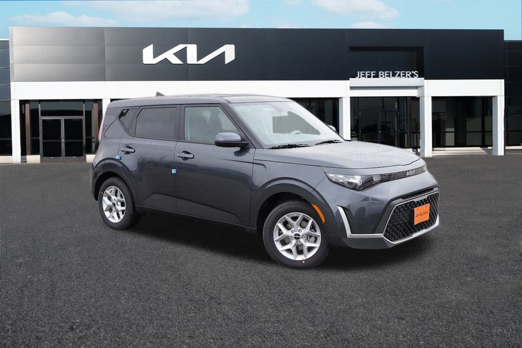 2025 Kia Soul LX's photo