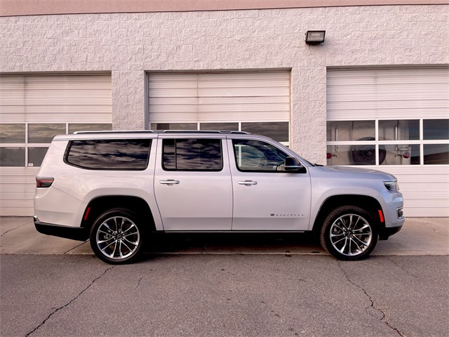 2023 Jeep Wagoneer L Series III photo 2