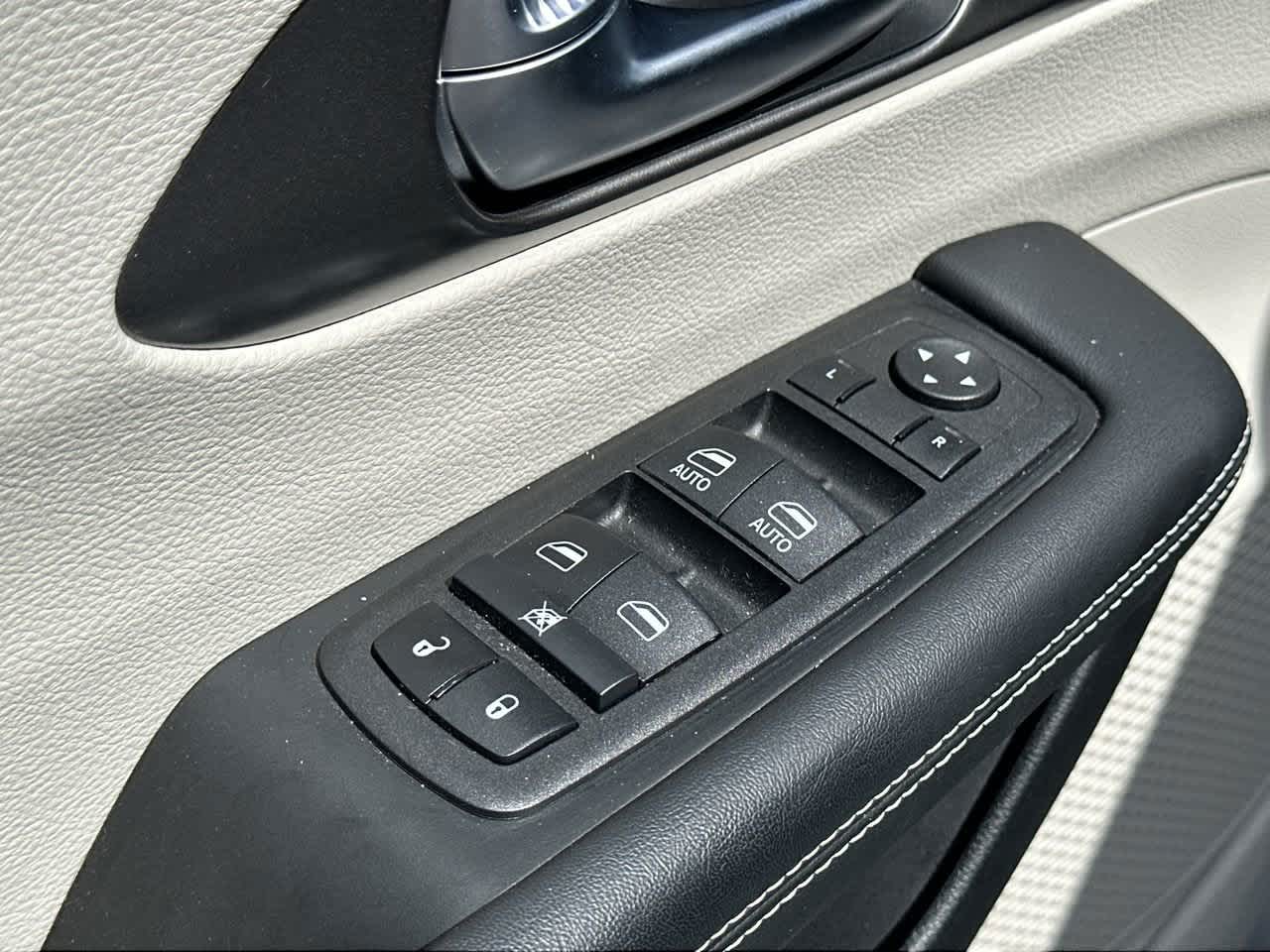 2023 Chrysler Pacifica Touring L photo 35