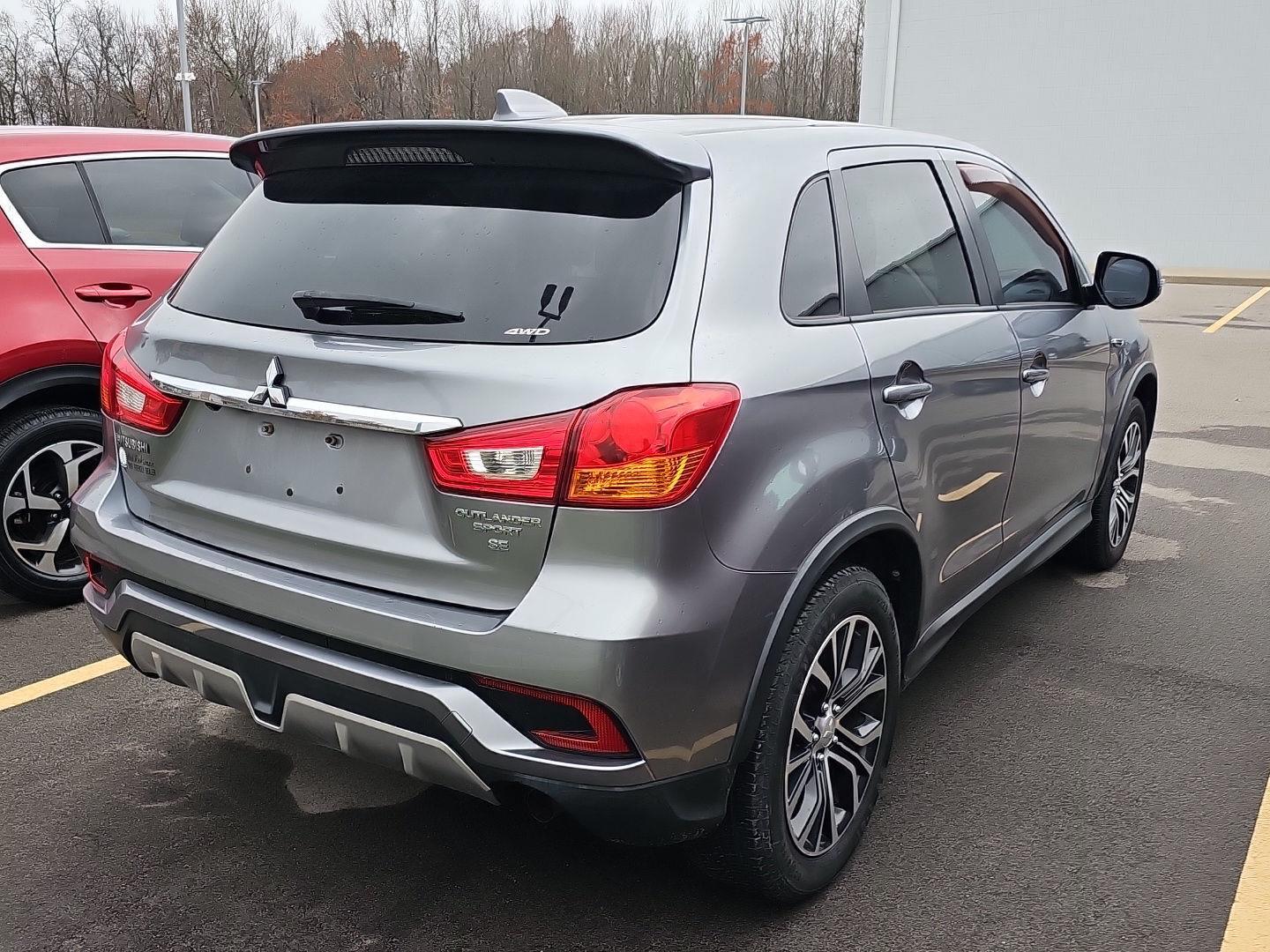 2018 Mitsubishi Outlander SE photo 3