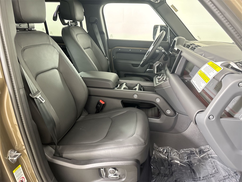 2025 Land Rover Defender 130 X-Dynamic SE photo 21