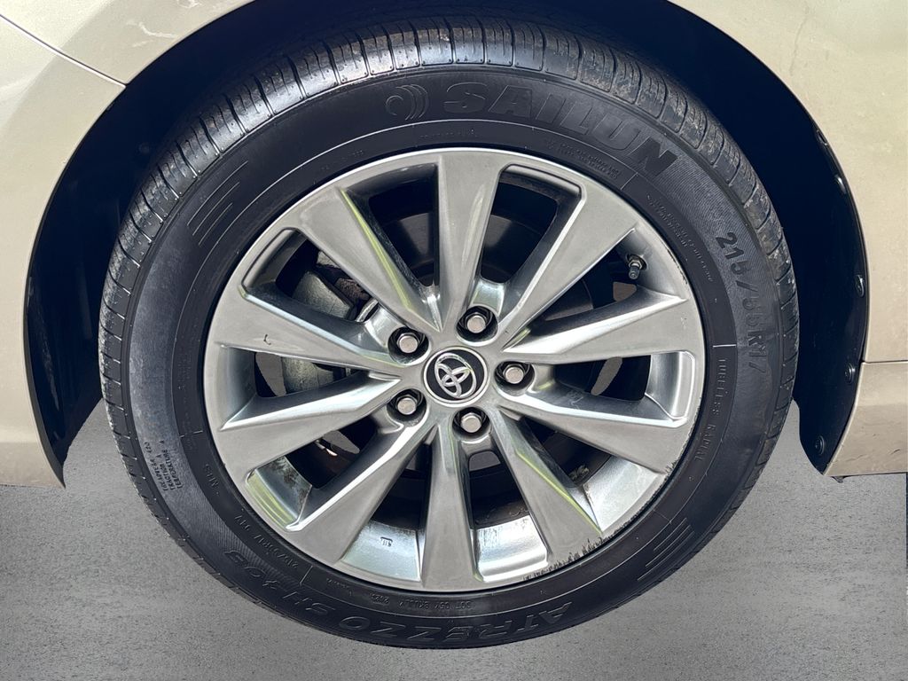 2016 Toyota Camry XLE photo 7