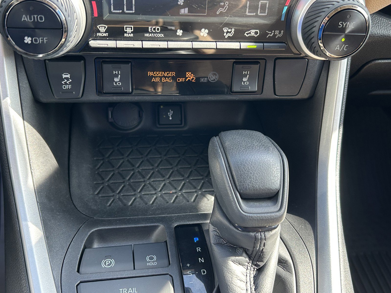 2022 Toyota RAV4 Hybrid XLE photo 30