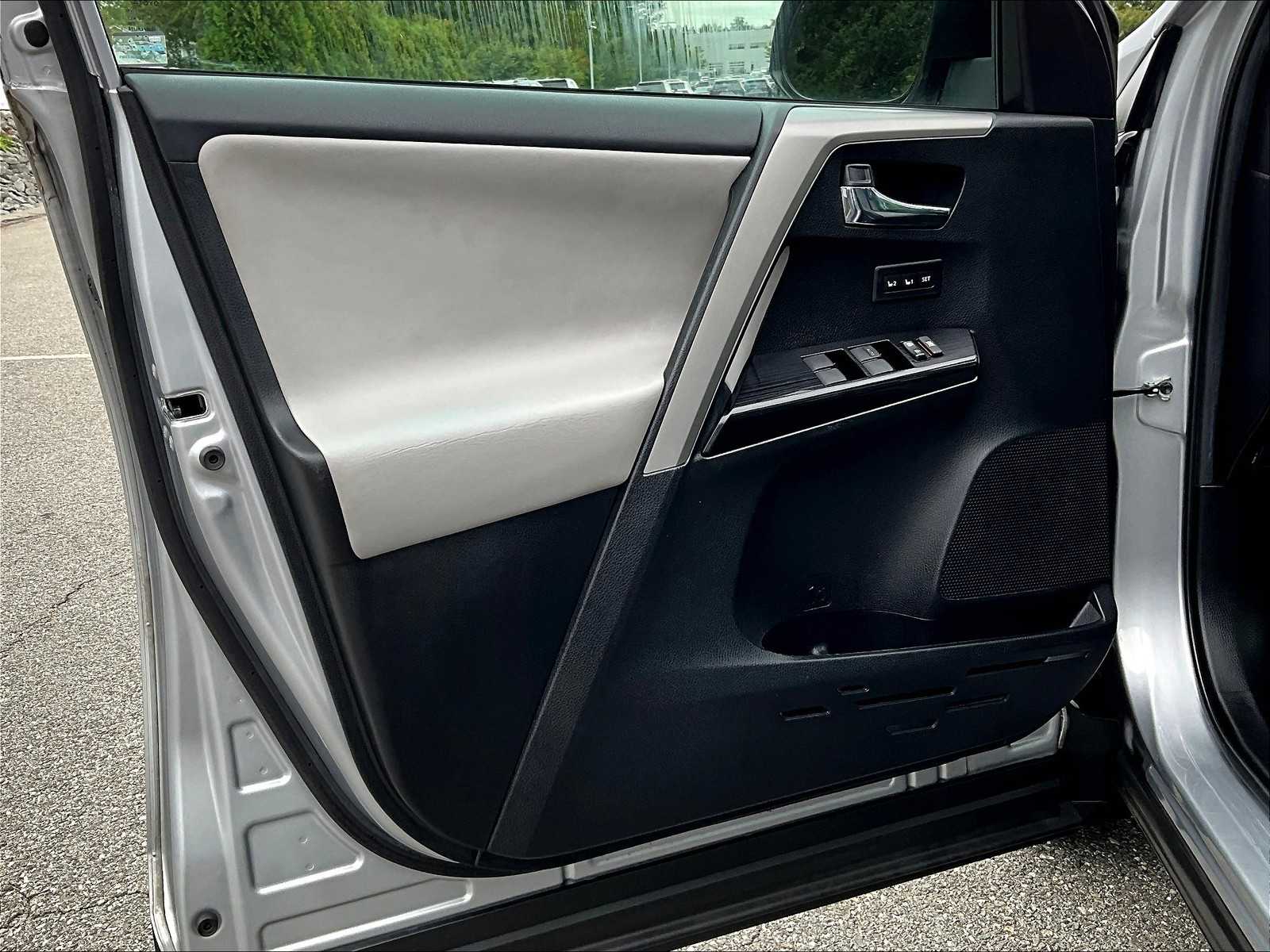 2018 Toyota RAV4 Limited photo 8
