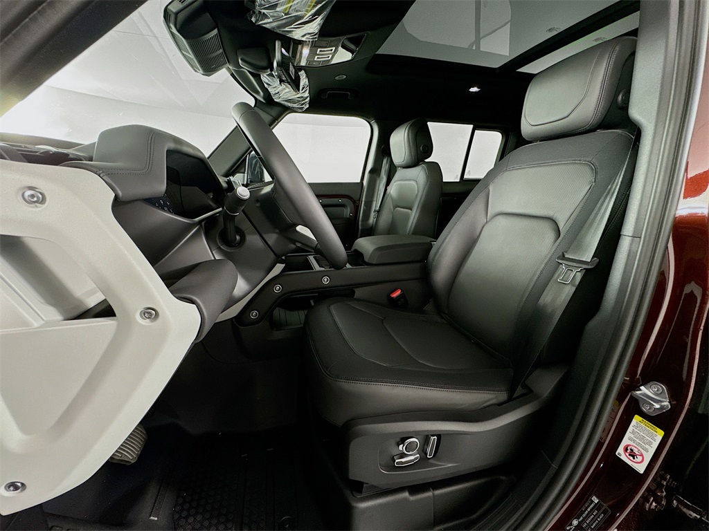 2024 Land Rover Defender 130 X-Dynamic SE photo 17