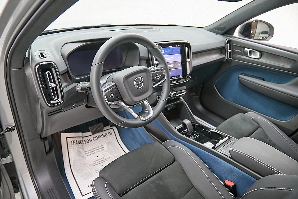 2023 VOLVO XC40 - Image 14
