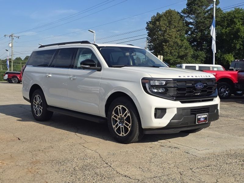 2025 Ford Expedition MAX photo 2