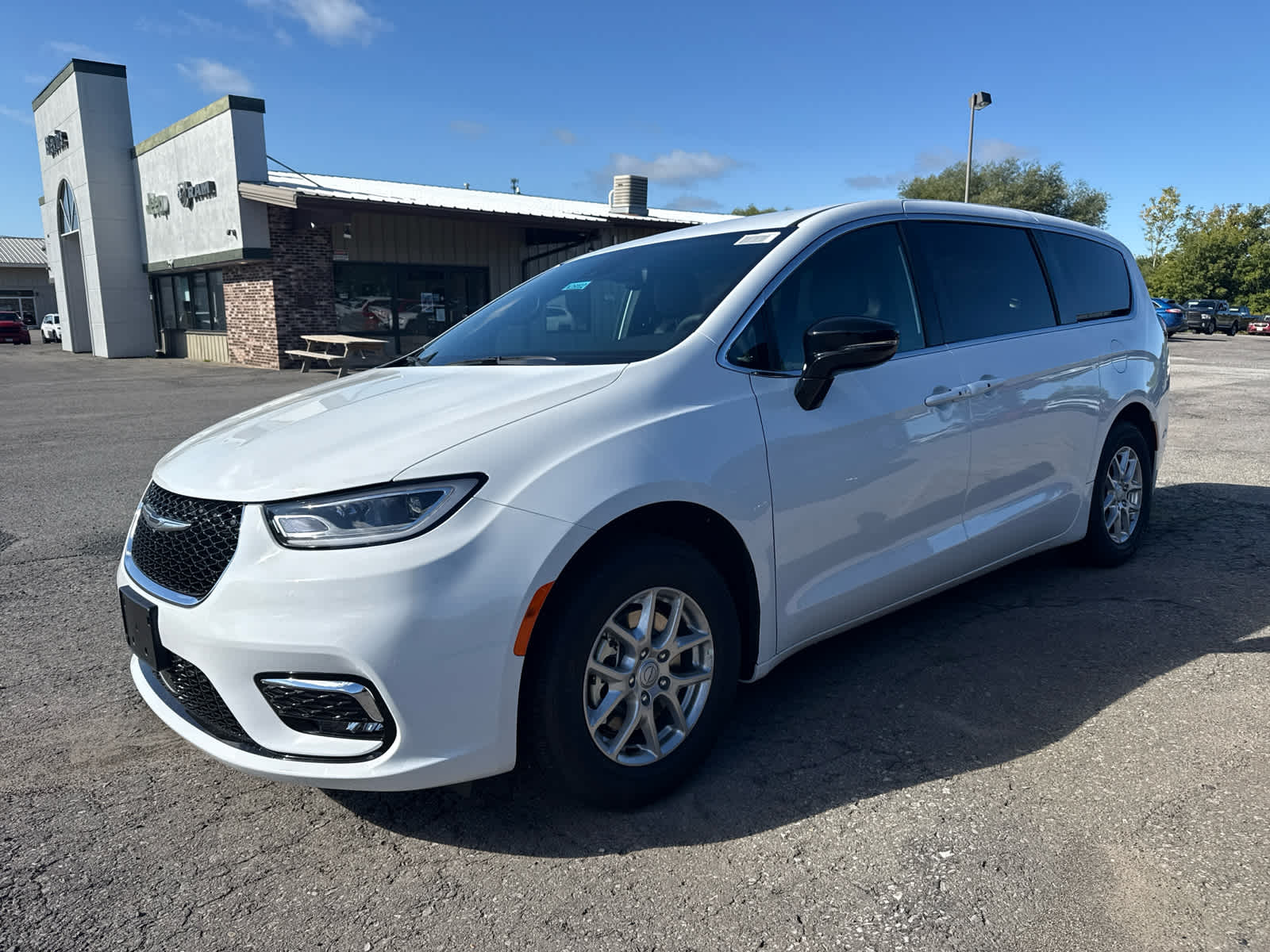 2026 Chrysler Pacifica Select's photo