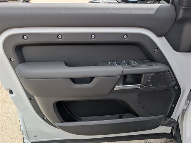 2025 Land Rover Defender 110 S photo 7