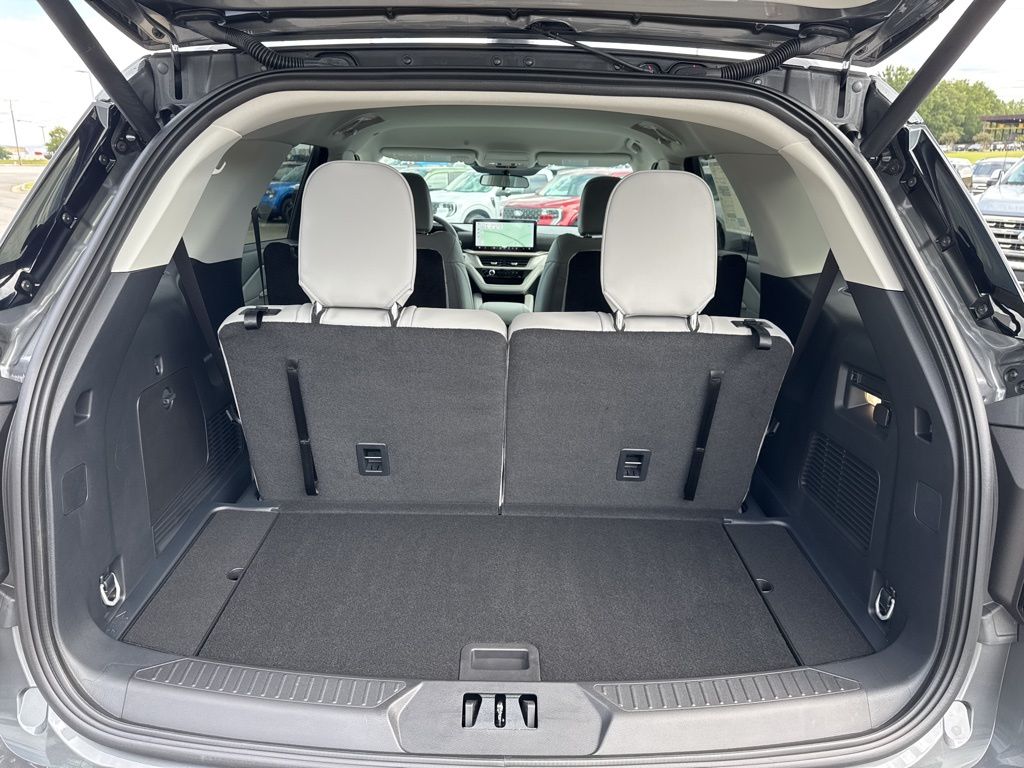2025 Ford Explorer photo 16