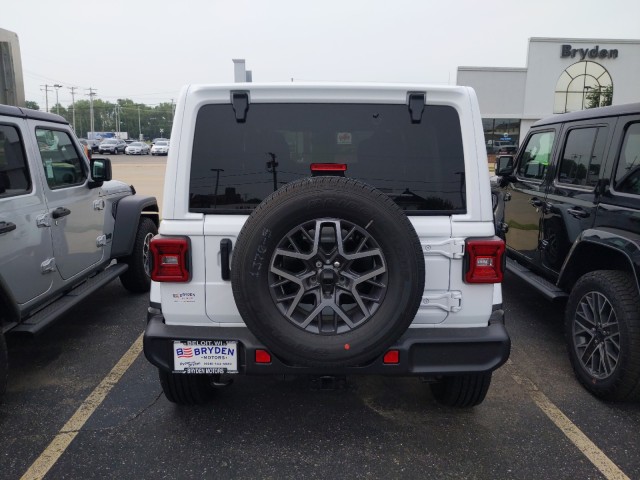 2024 Jeep Wrangler Sahara photo 3