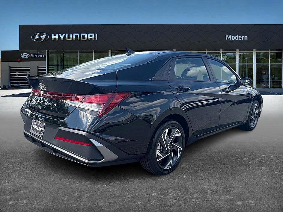 2025 Hyundai Elantra SEL Sport photo 3