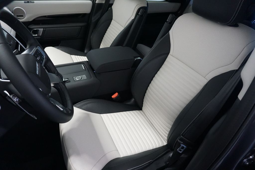 2025 Land Rover Discovery S photo 20